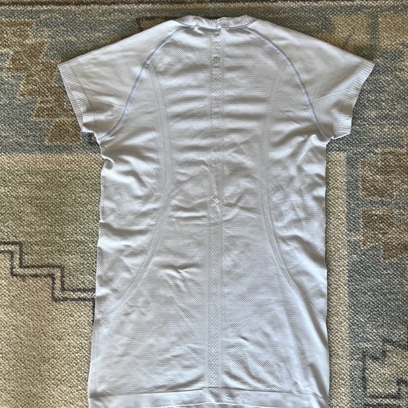 Swiftly Tech Short-Sleeve Shirt 2.0
Hip Length. Size 8. Great condition! - Picture 3 of 3